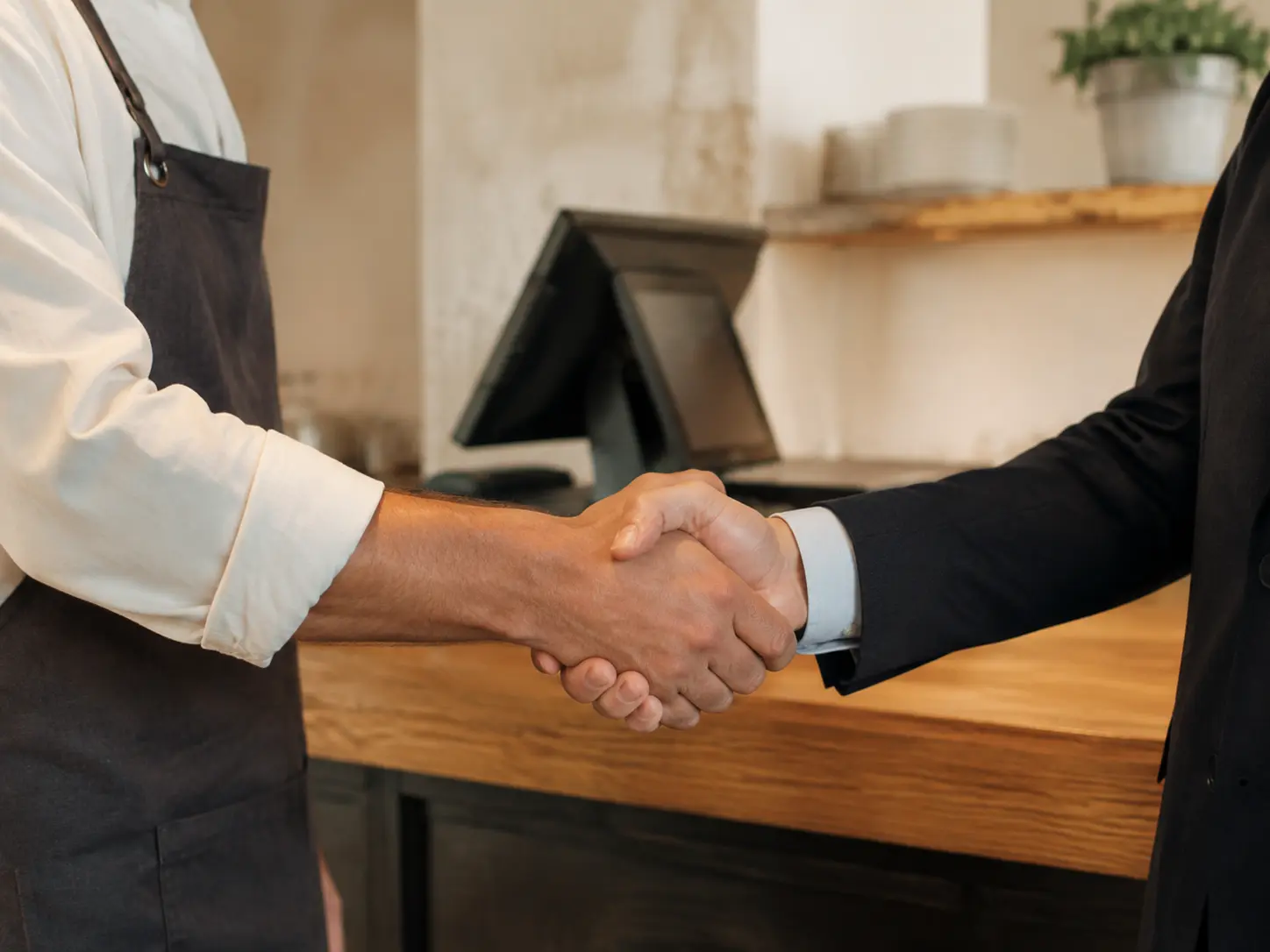 Restaurantbetreiber und POSLAB Ansprechpartner besiegeln ihre Zusammenarbeit per Handschlag